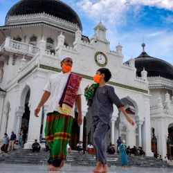 La gente abandona la gran mezquita de Baiturrahman después de participar en las oraciones del segundo viernes durante el mes sagrado islámico de Ramadán en Banda Aceh el 1 de mayo de 2020. (Foto por CHAIDEER MAHYUDDIN / AFP) | Foto:AFP
