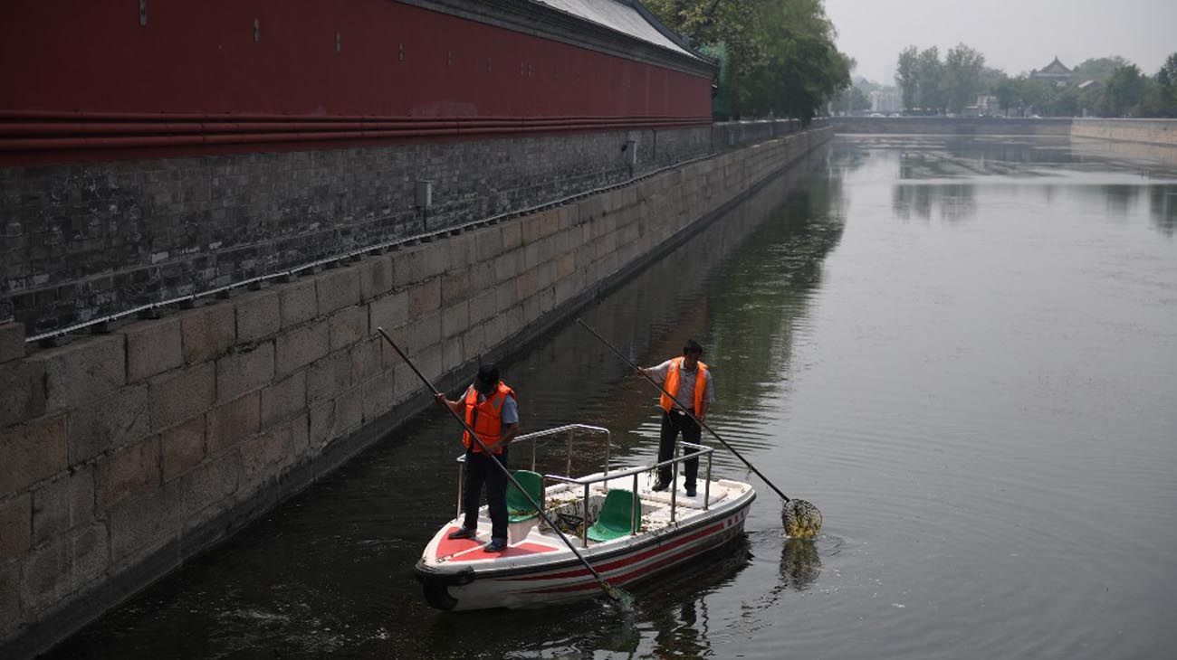 Los visitantes usan mascarillas como medida preventiva contra el Coronavirus, mientras caminan por la Ciudad Prohibida, el antiguo palacio de los emperadores de China.