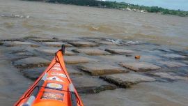 Con el río Paraná con menos de dos metros de agua, quedó a la vista la malla geotextil que lo protege.
