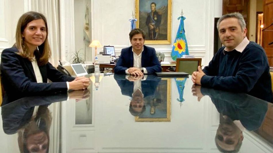Transición. El gobernador Kicillof, el jueves, con la saliente Raverta y su reemplazante Larroque.