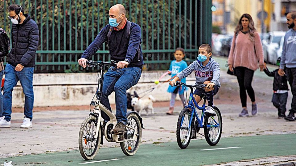 Aire. Países como España iniciaron un plan en fases para volver a la calle.