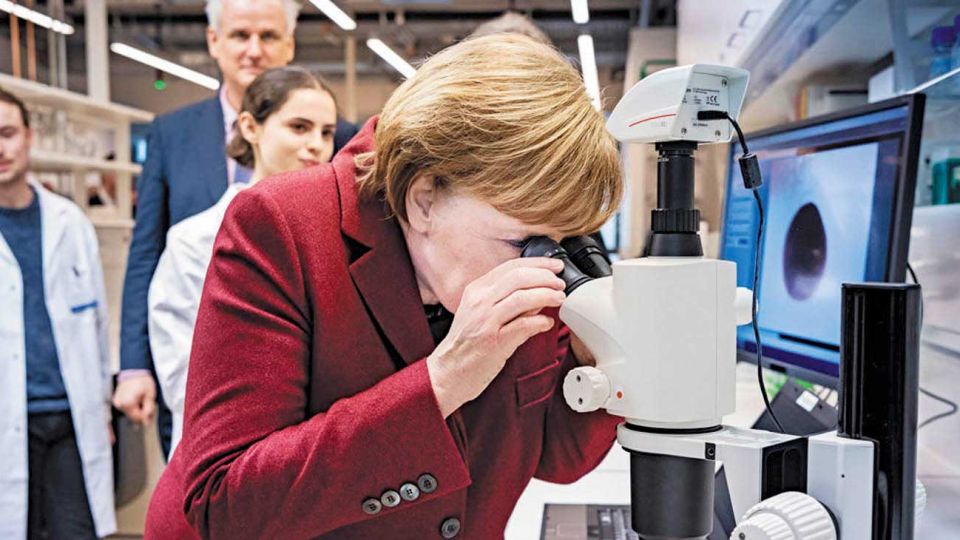 Angela. Por su formación como física respeta los consejos de especialistas, pese a las presiones.