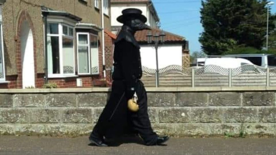 La persona recorre las calles vestida como médico de la peste negra.