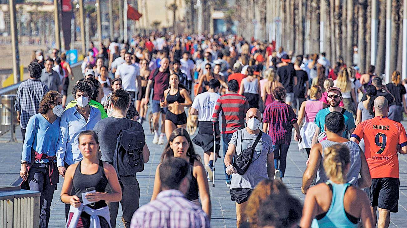 Desesperados. Después de siete semanas de encierro, los españoles pudieron salir. Aquí, Barcelona.