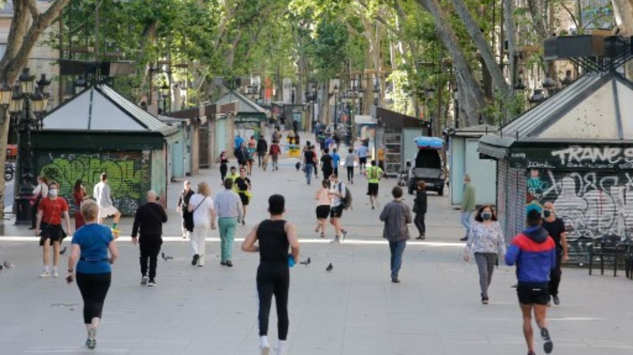 Los españoles salieron a las calles luego de 48 días encerrados.