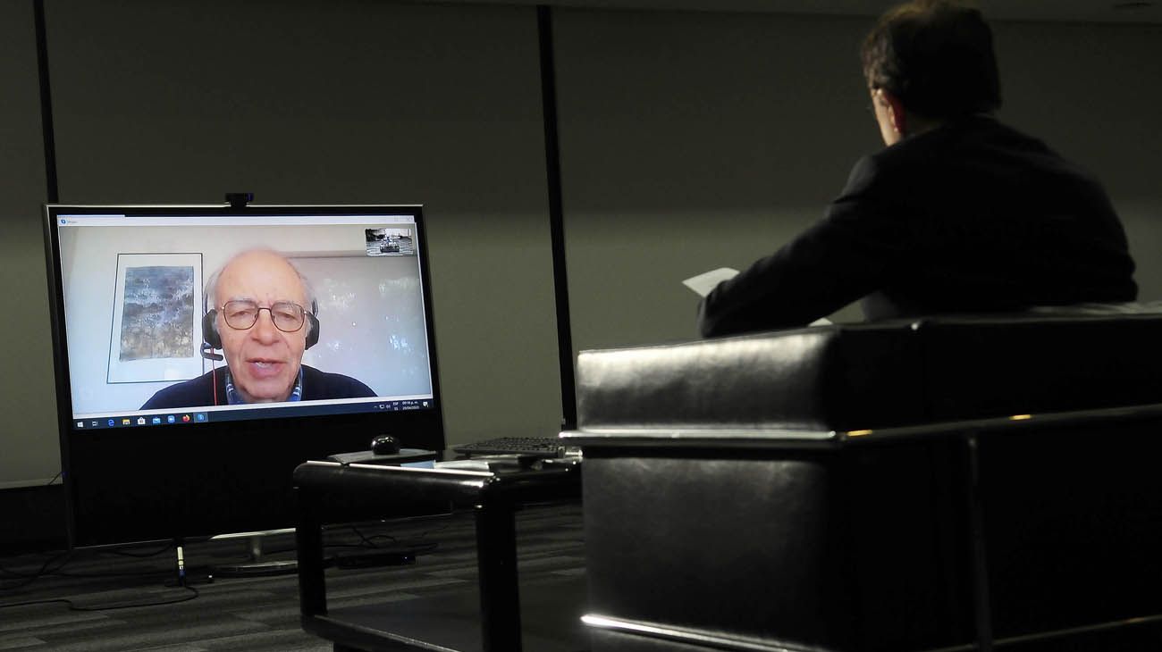 Peter Singer, en la entrevista con Jorge Fontevecchia.