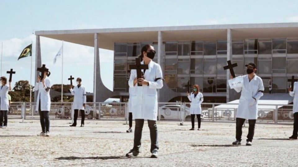 La impactante protesta del personal sanitario brasileño. Al menos 55 han muerto por el coronavirus.