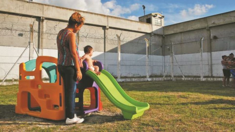NIÑOS EN LAS CARCELES. La permanencia de hijos pequeños con sus madres en el encierro es traumática.