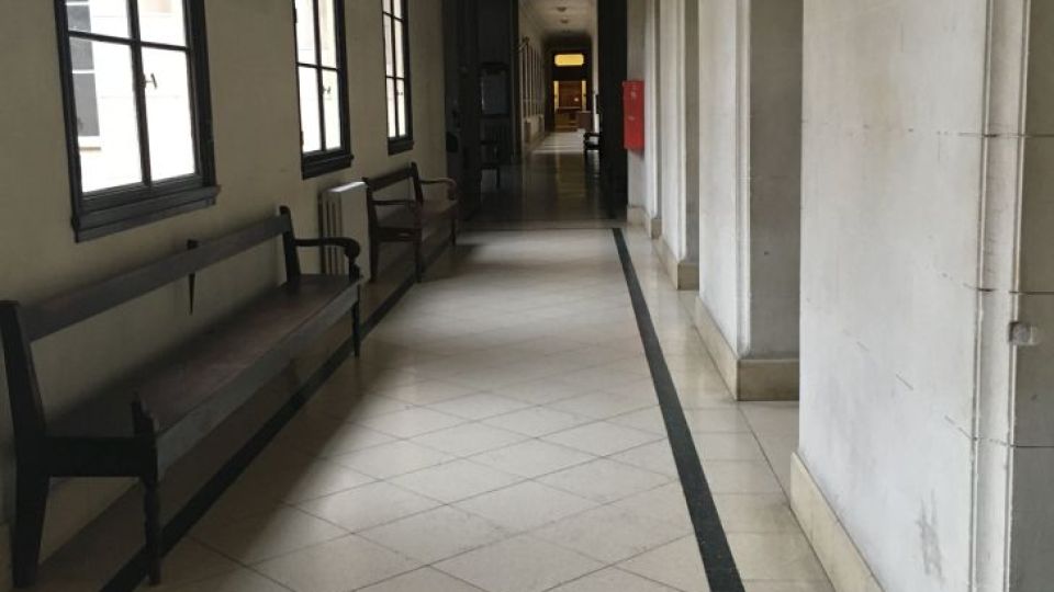 PASILLOS VACIOS. En la sede de Córdoba no está prevista la apertura para actividades presenciales. Se impone el teletrabajo.