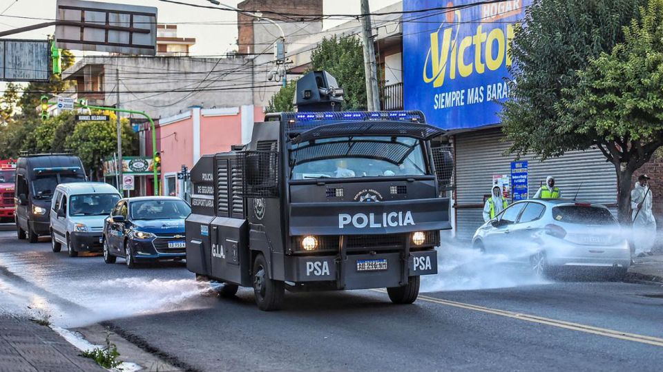 Los camiones hidrantes de la Policía, adaptados para combatir el Covid-19.