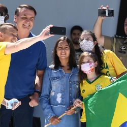 El presidente brasileño, Jair Bolsonaro, y su hija Laura posan para una selfie con partidarios, frente al Palacio de Planalto en Brasilia, el 3 de mayo de 2020 durante la nueva pandemia de coronavirus del COVID-19. El nuevo coronavirus ha matado al menos a 243,637 personas desde que el brote surgió por primera vez en China en diciembre pasado, según un recuento de fuentes oficiales compilado por AFP a las 1100 GMT del domingo. / AFP / EVARISTO SA | Foto:AFP