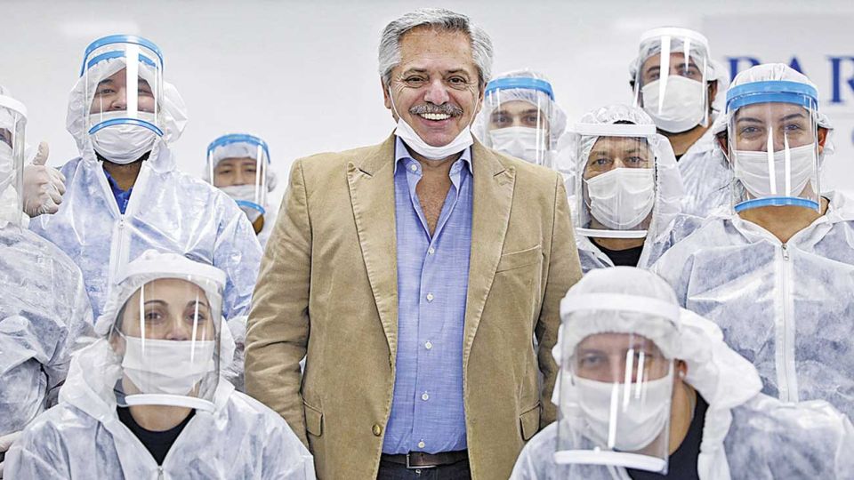 Protección. El Presidente visitó una fábrica de máscaras en San Martín.