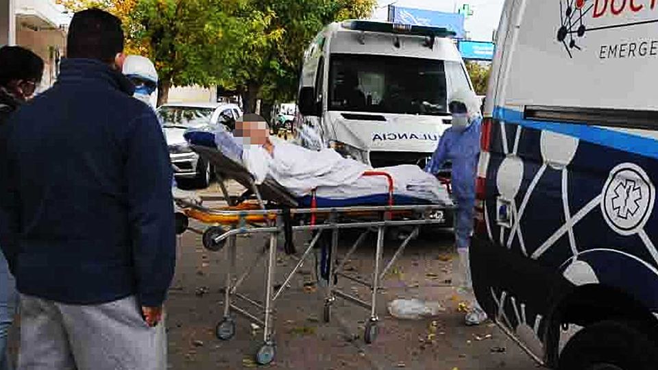 Hospitalización. Un paciente con síntomas de coronavirus es ingresado a una clínica de Escobar. Se desconoce aún cómo se comportará la gripe este invierno.