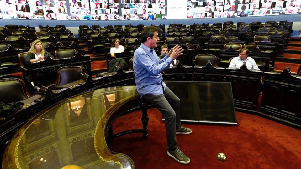 Massa recorrió el recinto acondicionado para la sesión virtual.