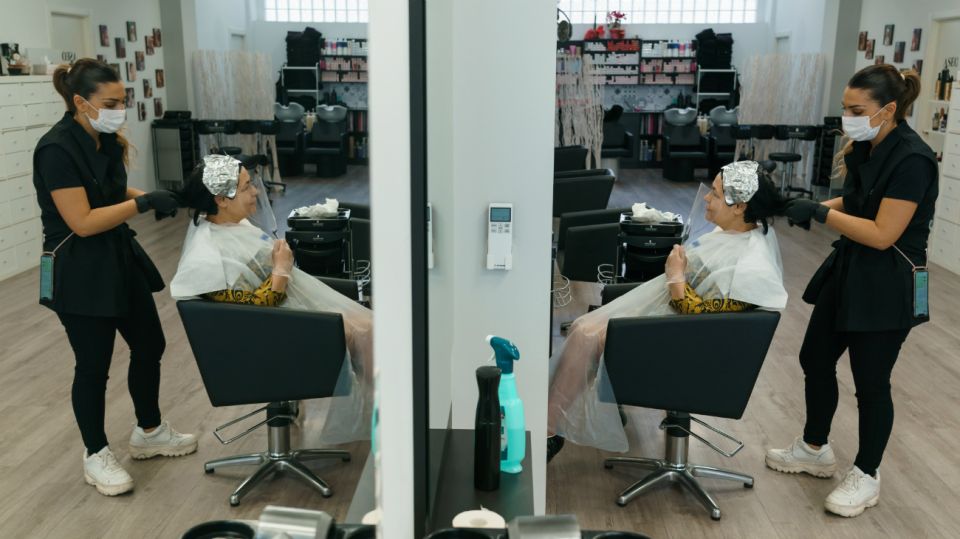 España: Peluquerías abren en la etapa de cuarentena flexibilizada