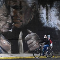 Un hombre monta su bicicleta junto a un mural de personas bailando tango, durante el encierro para frenar la propagación del nuevo coronavirus, COVID-19, en Buenos Aires, el 4 de mayo de 2020. - El nuevo coronavirus ha matado al menos a 249.372 personas en todo el mundo. desde que el brote surgió por primera vez en China en diciembre pasado, según un recuento de fuentes oficiales compilado por AFP a las 1900 GMT del lunes. (Foto de Juan MABROMATA / AFP) | Foto:AFP