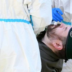 Médicos del ejército que usan equipo de protección personal (PPE) toman muestras para evaluar a un soldado en el cuartel RAAB en Mautern, Austria, el 4 de mayo de 2020 luego de una llamada general en medio de la nueva pandemia de coronavirus COVID-19. (Foto por HELMUT FOHRINGER / APA / AFP) / Austria OUT | Foto:AFP