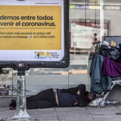 2020-05-03 - 20:20:00 hs.  Buenos Aires: Caso de coronavirus en un centro de personas en situacion de calle  La irrupcion de la pandemia del coronavirus sorprendio a algunas personas que viven en situación de calle en la Ciudad de Buenos Aires sin un sitio donde refugiarse, ya que existen solo unos 3.700 lugares para mas de 7 mil personas, al tiempo que organizaciones del sector denuncian un caso positivo en un centro comunitario, que llevo a la Justicia a ordenar ayer una accion "urgente" para evitar un contagio masivo en ese espacio. | Foto:telam