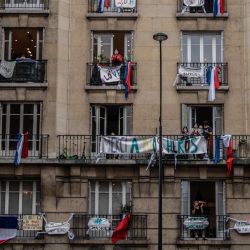 Los habitantes aplauden a las 20:00 junto con otros en todo el país francés, para mostrar su apoyo a los empleados de la salud en Saint-Mande, un suburbio de París, el 4 de mayo de 2020 durante el día 49 de un encierro en Francia destinado a frenar la propagación de la enfermedad COVID-19, causada por el nuevo coronavirus. (Foto por Martin BUREAU / AFP) | Foto:AFP