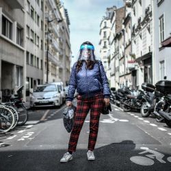 Una mujer, con una careta protectora, posa para una fotografía en las calles de París el 4 de mayo de 2020, el día 49 de un estricto encierro en Francia para detener la propagación del COVID-19 (nuevo coronavirus). - El gobierno francés también se enfrenta a nuevas críticas sobre sus políticas sobre las máscaras faciales, que oficialmente se pusieron a la venta al público el 4 de mayo de 2020, a pesar de que las personas en toda Francia han logrado adquirirlas a pesar de la solicitud de todas las existencias y la producción desde marzo . (Foto de STEPHANE DE SAKUTIN / AFP) | Foto:AFP