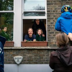 Inglaterra, Londres: dos familias mantienen distancia social mientras hablan entre sí fuera de una casa en Hampstead, mientras el Reino Unido continúa encerrado para ayudar a frenar la propagación del coronavirus. Foto: Victoria Jones / PA Wire / dpa | Foto:DPA