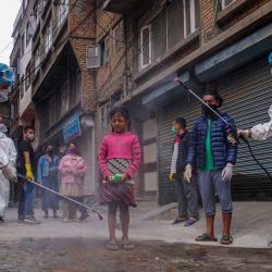 Nepal, Katmandú: los trabajadores rocían desinfectante a los residentes como medida de precaución contra la propagación del coronavirus (Covid-19). Foto: Sunil Pradhan / SOPA Images a través de ZUMA Wire / dpa | Foto:DPA