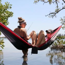 EE. UU., San Petersburgo: dos amigos se relajan en la playa de Gandy Bridge después de que el condado de Pinellas abrió sus playas nuevamente después de semanas de cierres debido a la pandemia de Coronavirus. Foto: Douglas R. Clifford / Tampa Bay Times a través de ZUMA Wire / dpa | Foto:DPA
