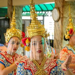 Los bailarines tradicionales tailandeses que usan protectores faciales se presentan en el Santuario de Erawan, que fue reabierto después de que el gobierno tailandés relajó las medidas para combatir la propagación del nuevo coronavirus COVID-19, en Bangkok el 4 de mayo de 2020. - Tailandia comenzó a aliviar las restricciones relacionadas con el El nuevo coronavirus COVID-19 el 3 de mayo al permitir la reapertura de varios negocios, pero advirtió que las medidas más estrictas se volverían a imponer si los casos aumentaran nuevamente. (Foto por Mladen ANTONOV / AFP) | Foto:AFP