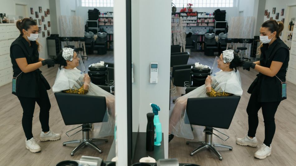 España: Peluquerías abren en la etapa de cuarentena flexibilizada