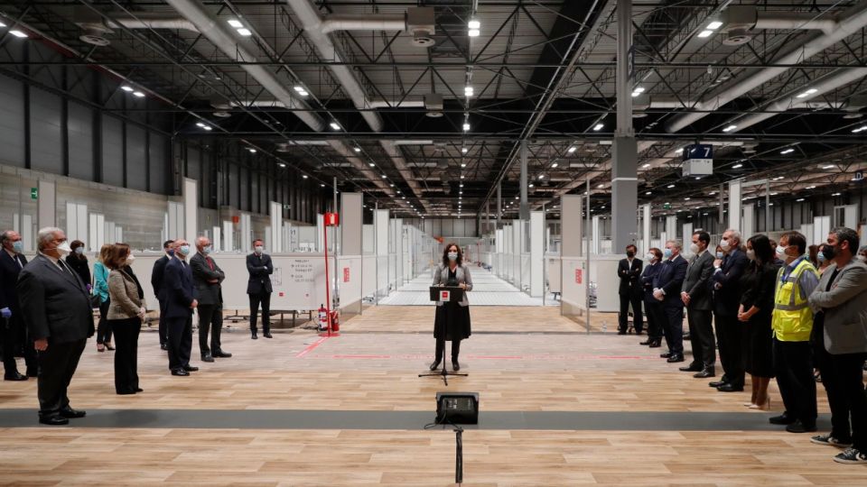 La presidenta regional de Madrid, Isabel Díaz Ayuso, dio un discurso en el cierre del inmenso hospital de campaña instalado a finales de marzo en IFEMA.