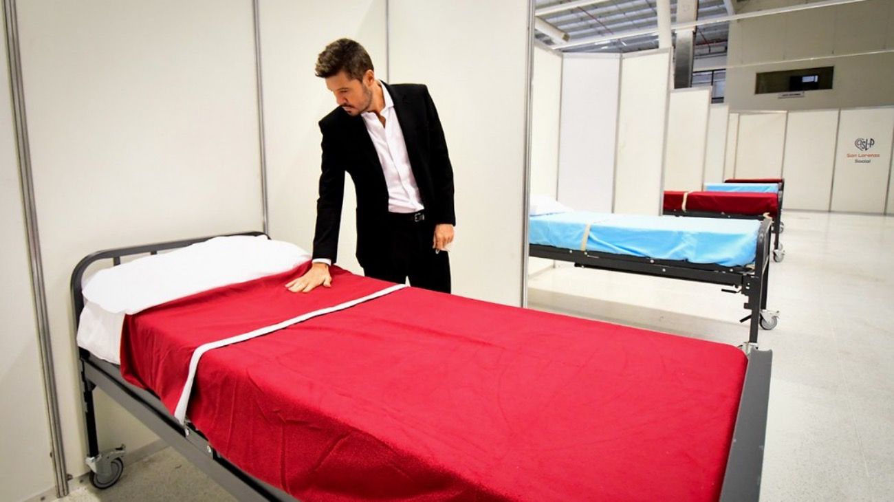 Tinelli en la sede de San Lorenzo (Boedo) que se acondicionó para atender abuelos vulnerables.