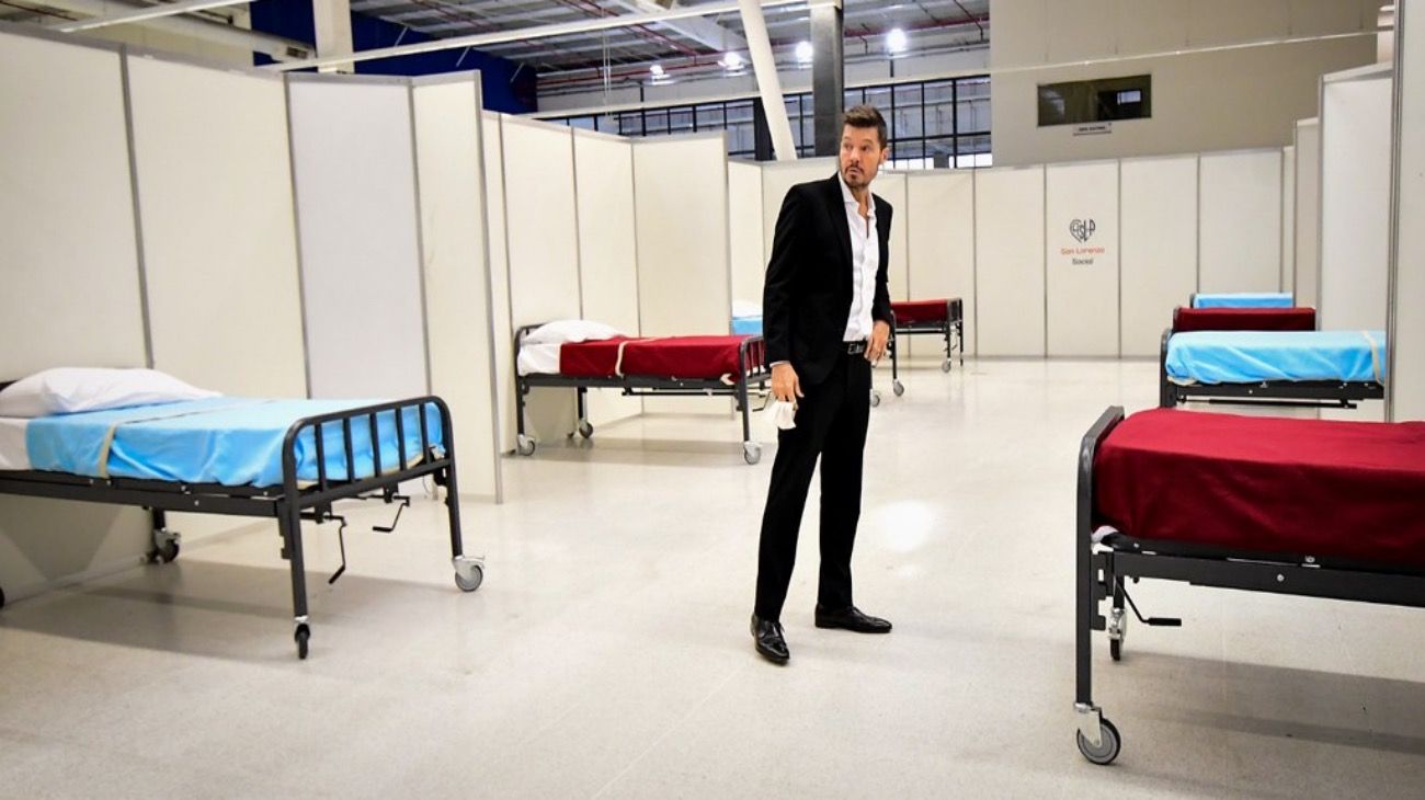 Tinelli en la sede de San Lorenzo (Boedo) que se acondicionó para atender abuelos vulnerables.