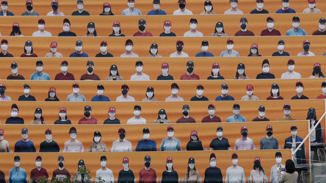 Arrancó el béisbol en Corea del Sur a puerta cerrada, por lo que se puso fotos de aficionados en las gradas.