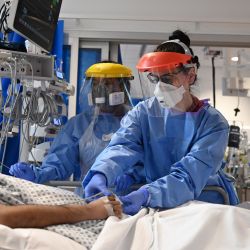 05 de mayo de 2020, Inglaterra, Cambridge: los médicos son vistos usando equipo de protección mientras tratan a pacientes con coronavirus en la unidad de cuidados intensivos del Hospital Royal Papworth. Foto: Neil Hall / PA Wire / dpa | Foto:DPA