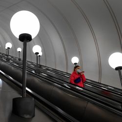 Un pasajero viaja en un elevador en una estación de metro en Moscú el 5 de mayo de 2020, en medio de la propagación del nuevo coronavirus COVID-19. / AFP / Alexander NEMENOV | Foto:AFP
