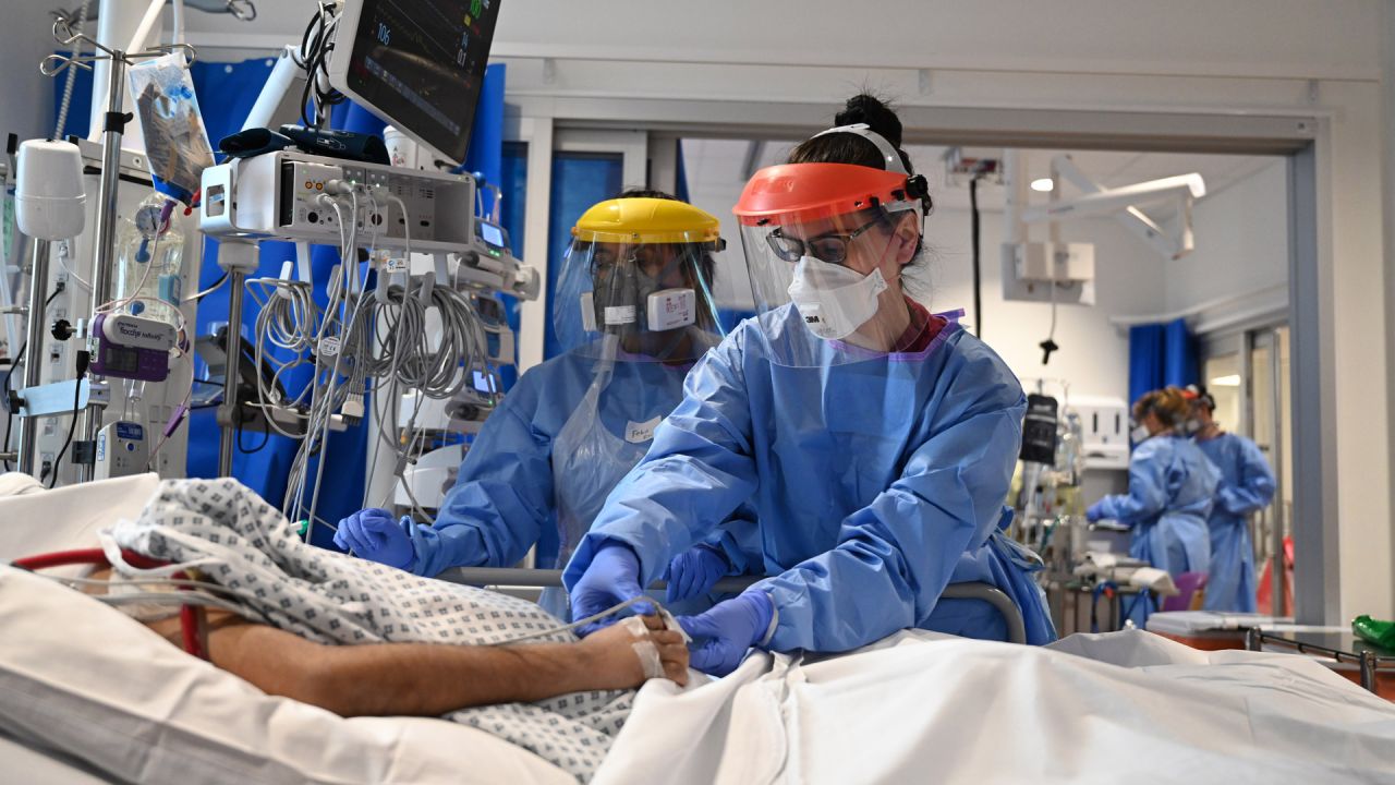 05 de mayo de 2020, Inglaterra, Cambridge: los médicos son vistos usando equipo de protección mientras tratan a pacientes con coronavirus en la unidad de cuidados intensivos del Hospital Royal Papworth. Foto: Neil Hall / PA Wire / dpa | Foto:DPA