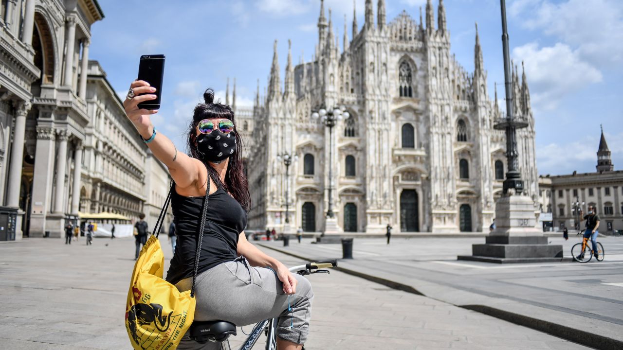 05 de mayo de 2020, Italia, Milán: una mujer que lleva una máscara facial se toma una selfie con la Catedral de Milán. Foto: Claudio Furlan / LaPresse a través de ZUMA Press / dpa | Foto:DPA