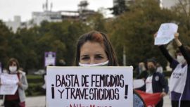 2020-05-04 - 17:32:00 hs. La Plata: Mujeres reclaman medidas que eviten los femicidios La Multisectorial de mujeres, trans, travestis, lesbianas, bisexuales y no binaries de La Plata, Berisso y Ensenada realizaron hoy una protesta en la plaza central de la ciudad de La Plata para visibilizar que se comete "un femicidio cada 29 horas" en el pais y reclamar medidas de protección que eviten esos crímenes.
