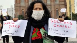 2020-05-04 - 17:32:00 hs. La Plata: Mujeres reclaman medidas que eviten los femicidios La Multisectorial de mujeres, trans, travestis, lesbianas, bisexuales y no binaries de La Plata, Berisso y Ensenada realizaron hoy una protesta en la plaza central de la ciudad de La Plata para visibilizar que se comete "un femicidio cada 29 horas" en el pais y reclamar medidas de protección que eviten esos crímenes.