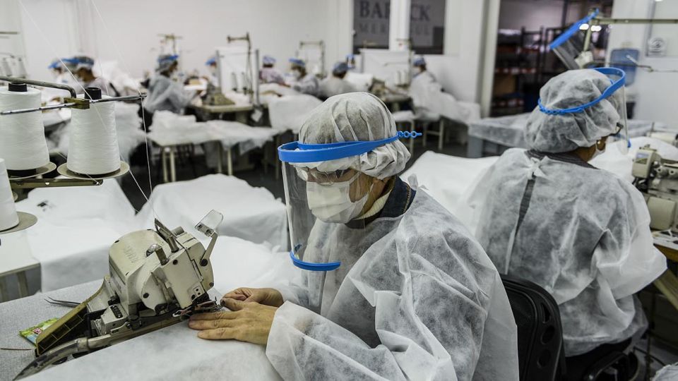 Tres empresas argentinas se reinventaron y comenzaron a producir insumos sanitarios, con ayuda del Estado nacional, producto de las necesidades de los hospitales y centros de salud debido a la gran demanda de barbijos, camisolines y cofias, esenciales para la atención de pacientes durante la pandemia del coronavirus.