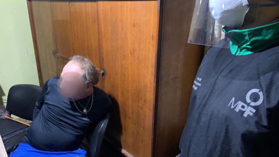 Es profesor de Lengua en una escuela primaria porteña.