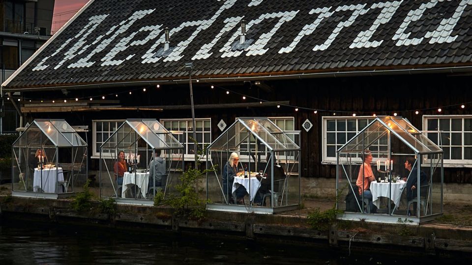 En Holanda, una empresa propone "jaulas de cristal" para bares y restaurantes para cuando pase el Covid19.