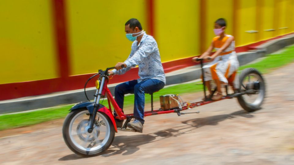 Partha Saha, un mecánico en India, la inventó pensando en el distanciamiento social