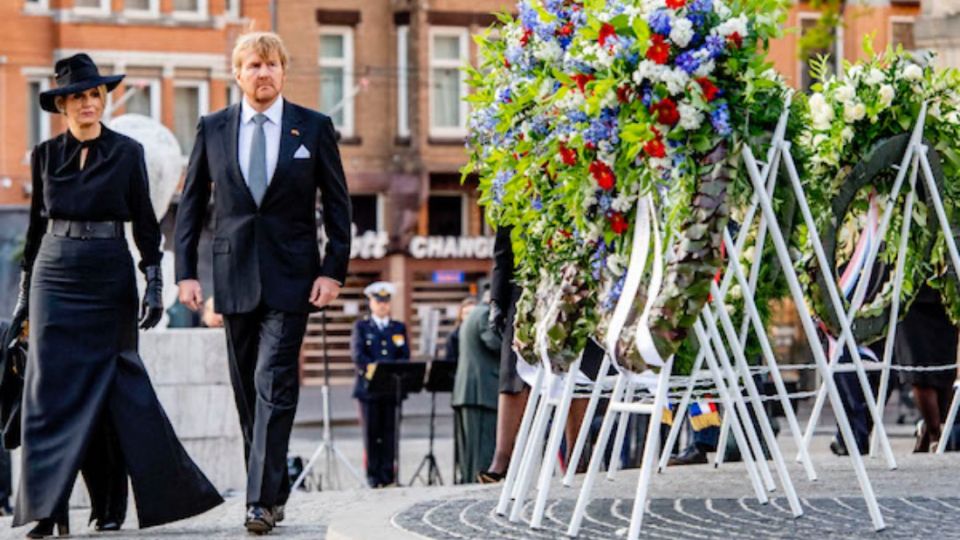Máxima y Guillermo lideran un acto oficial nacional en un plaza vacía por las restricciones por el coronavirus.