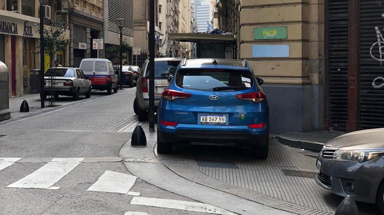 autos mal estacionados en CABA