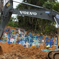 Una excavadora cava nuevas tumbas para las víctimas sospechosas y confirmadas de la pandemia de coronavirus COVID-19 en el cementerio Nossa Senhora en Manaus, estado amazónico, Brasil, el 6 de mayo de 2020. (Foto de MICHAEL DANTAS / AFP) | Foto:AFP