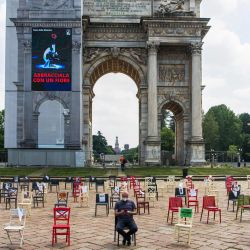 El dueño del restaurante, Paolo Polli, se sienta frente al monumento Arco della Pace en la Piazza Sempione de Milán el 6 de mayo de 2020, durante una protesta de los dueños de restaurantes contra el cierre prolongado de sus negocios, durante el cierre del país destinado a frenar la propagación del COVID -19 infección, causada por el nuevo coronavirus. (Foto de Piero Cruciatti / AFP) | Foto:AFP