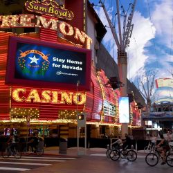 LAS VEGAS, NEVADA - 05 DE MAYO: Los ciclistas montan en el Casino Center Boulevard pasando el Fremont Hotel & Casino cerrado en medio de la propagación del coronavirus el 5 de mayo de 2020 en Las Vegas, Nevada. La Organización Mundial de la Salud declaró el coronavirus (COVID-19) una pandemia el 11 de marzo. Ethan Miller / Getty Images / AFP | Foto:AFP