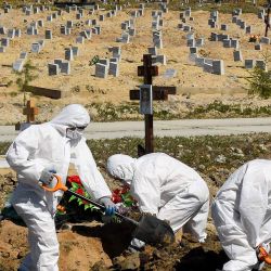 Rusia. Los trabajadores del cementerio que usan equipo de protección entierran a una víctima de coronavirus en un cementerio en las afueras de San Petersburgo el 6 de mayo de 2020. (Foto de OLGA MALTSEVA / AFP) | Foto:AFP