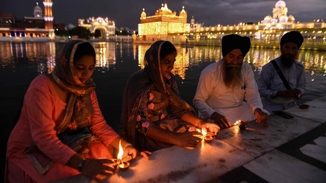 Los devotos sij encienden lámparas de aceite con motivo del 541 aniversario del nacimiento de Guru Amar Das en el Templo Dorado durante un bloqueo nacional impuesto por el gobierno como medida preventiva contra la propagación del coronavirus COVID-19, en Amritsar el 6 de mayo de 2020. (Foto por NARINDER NANU / AFP) | Foto:AFP
